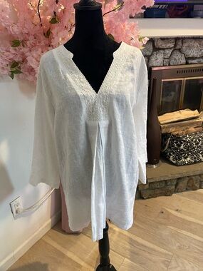 Relaxed White Cotton V-Neck Tunic with Crochet Detail